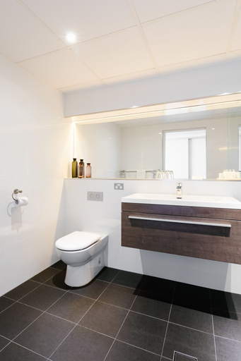 Bathroom 5, Lakes Hotel, Adelaide