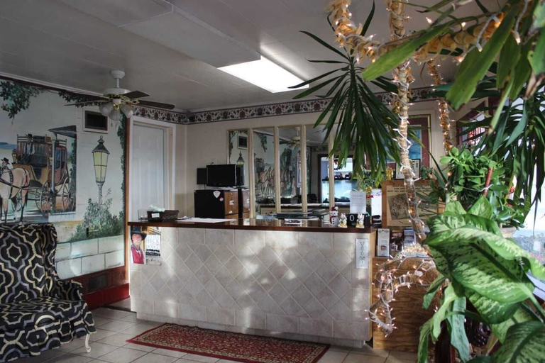 Others, Thunderbird Motel, Ford