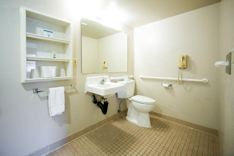 Bathroom 4, Budget Motel, Minidoka