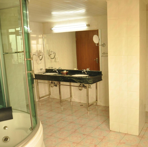 Bathroom 4, Churchill Hotel, Addis Abeba