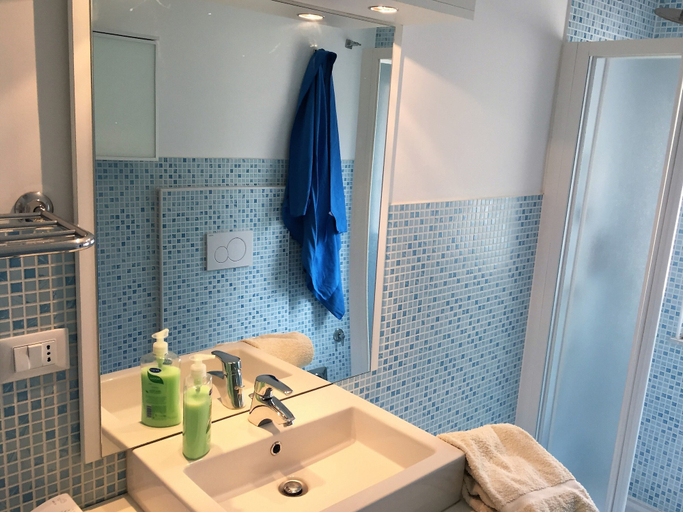 Bathroom 5, Casa Mon Amour, Genova