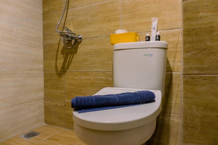 Bathroom 5, Cozy Studio Bintaro Plaza Residence Breeze Tower Apartment By Travelio, Tangerang Selatan