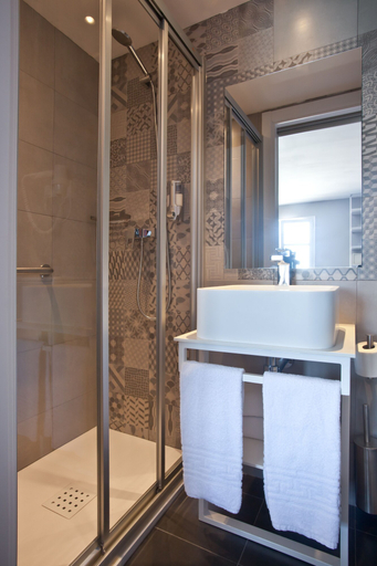 Bathroom 5, Ryans Pocket, Baleares