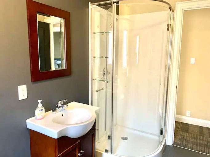 Bathroom 3, Professional Three Bedroom Condo Suite, Hamilton