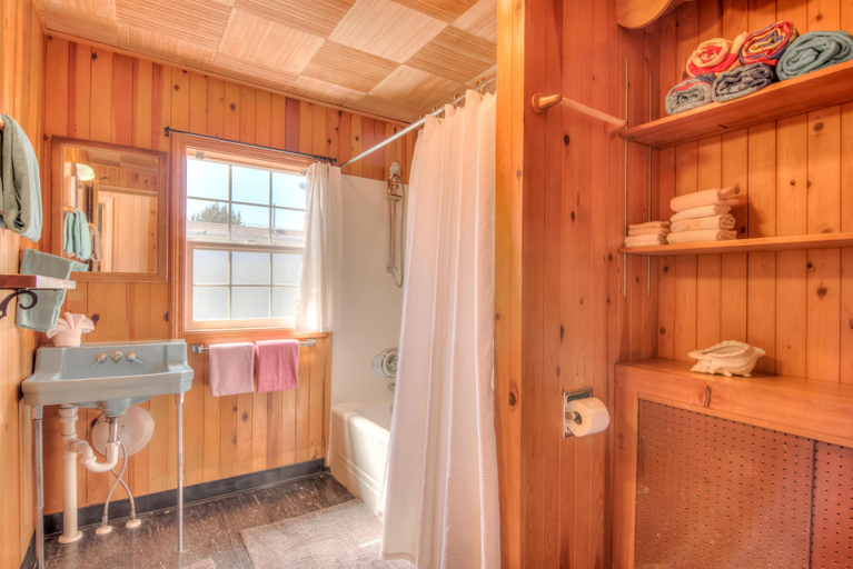 Bathroom, Blue Beach Cottage, Tillamook
