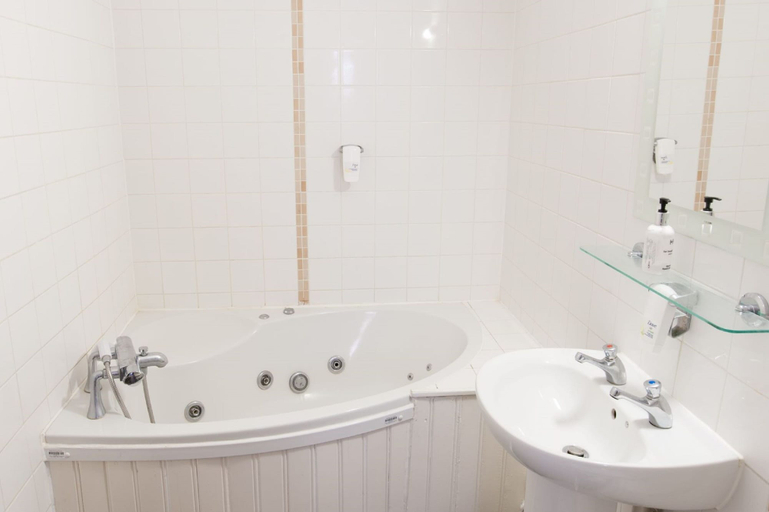 Bathroom, Bacon Arms, West Berkshire
