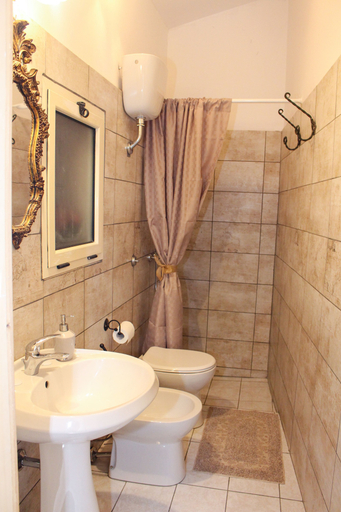 Bathroom 5, Palazzo Sambiasi, Lecce