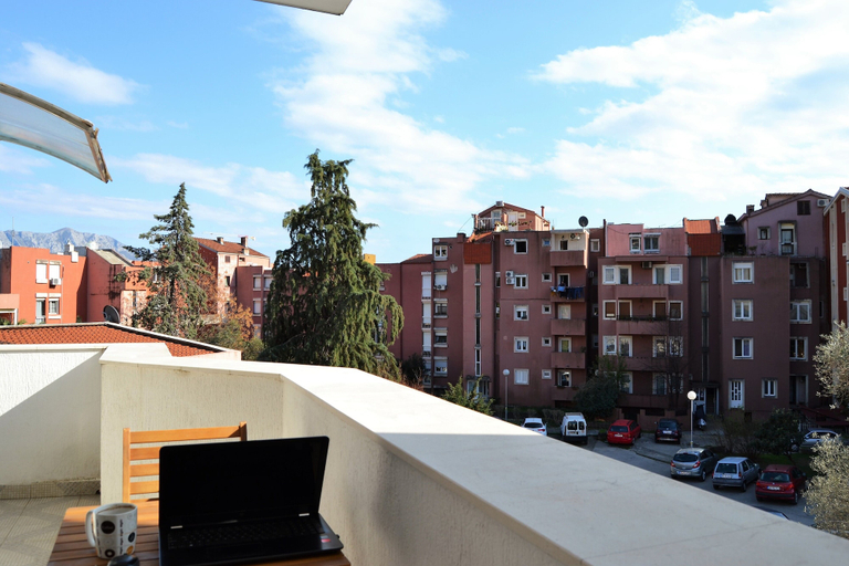 Exterior & Views 2, Yeshill Apart & Studio