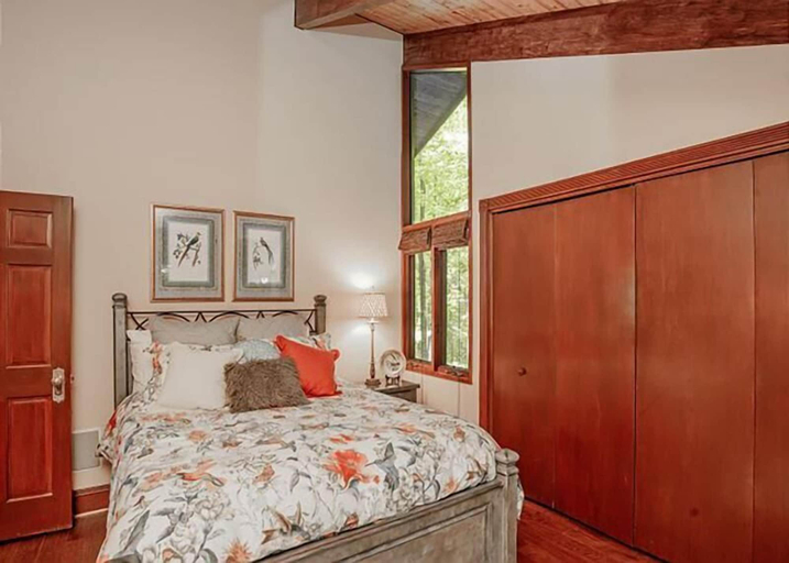 Bedroom 3, Little Deer Lodge, Dawson