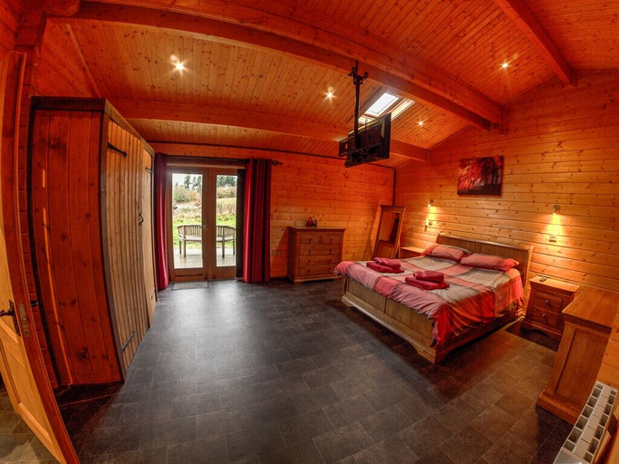 Bedroom 2, New Forest Lodges, Dorset