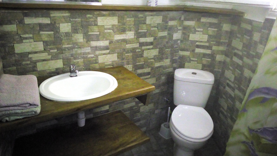 Bathroom 3, La Lanterne, Analamanga