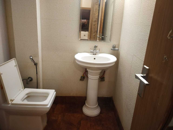 Bathroom 2, ADB Rooms Indo Continental, Delhi