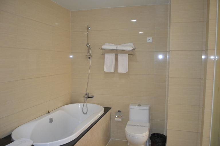 Bathroom 3, Kololo Courts Hotel & Restaurant, Kampala
