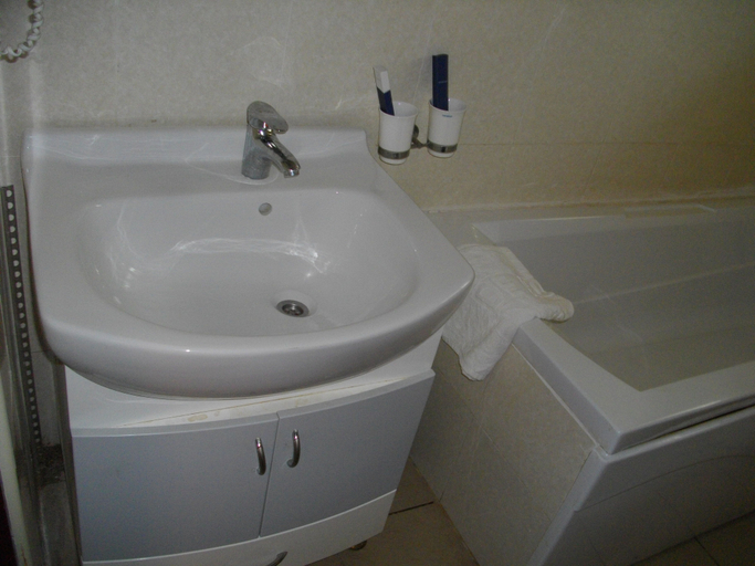 Bathroom 4, De Holiday Beach Hotel, Awutu Efutu Senya