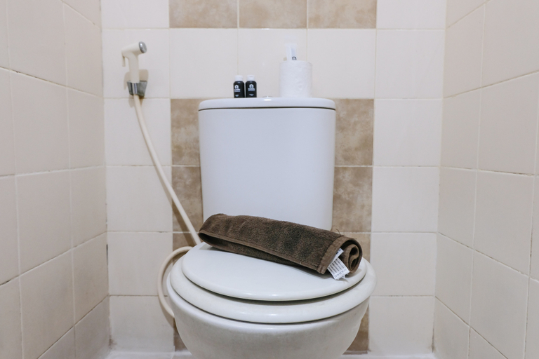 Bathroom 5, Homey 2BR Apartment at The Edge Bandung By Travelio, Cimahi