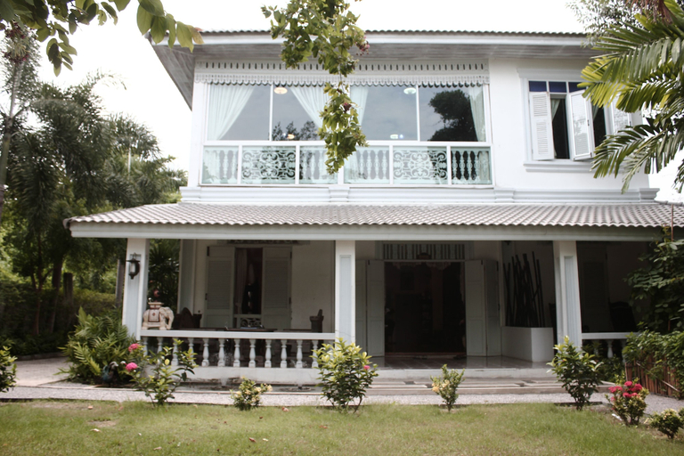 Exterior & Views