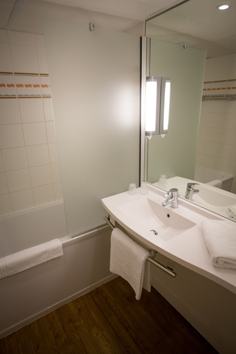 Bathroom 5, Ibis Perpignan Rivesaltes, Pyrénées-Orientales