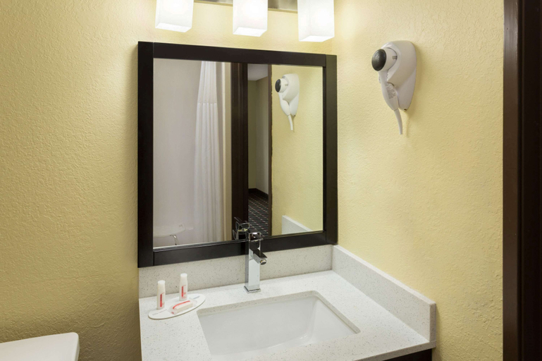 Bathroom 5, Super 8 by Wyndham Marietta, Washington