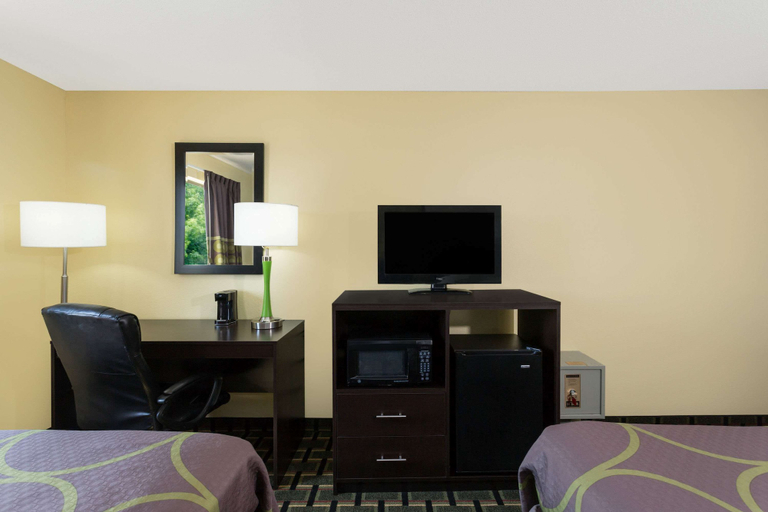 Bedroom 2, Super 8 by Wyndham Marietta, Washington
