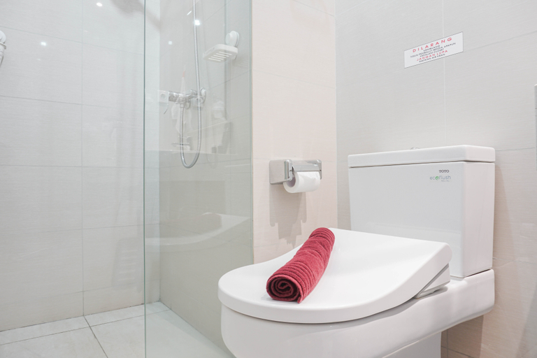 Bathroom 5, Nice and Homey Studio at Sedayu City Suites Apartment By Travelio, East Jakarta