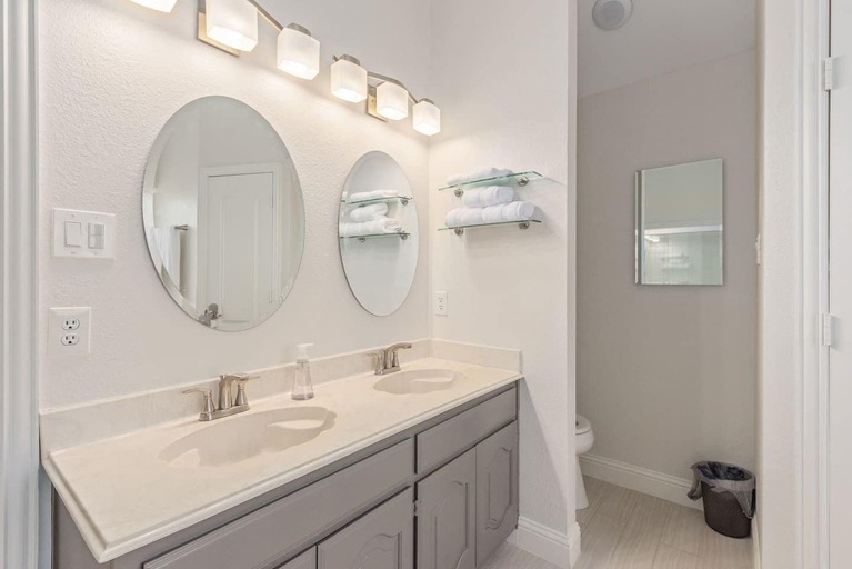 Bathroom 4, Home Pool 15 Minutes from DFW Airport, Denton