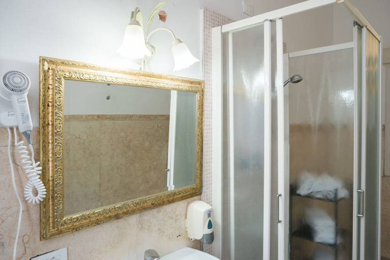 Bathroom 4, Corte Canal Venice, Venezia