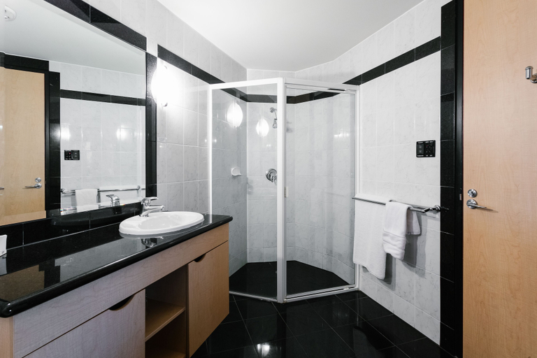 Bathroom 5, Lakes Hotel, Adelaide