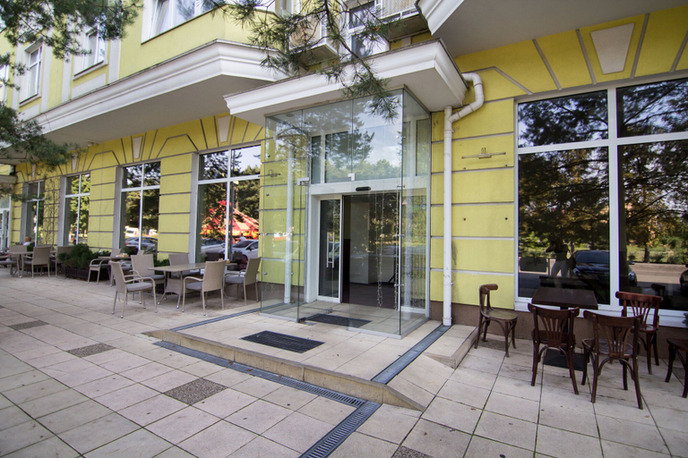 Exterior & Views