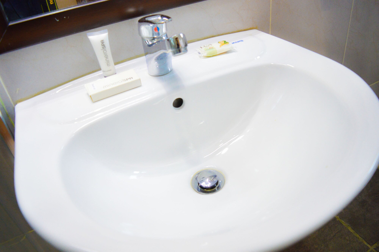 Bathroom 4, Red Ruby Hotel, Westlands