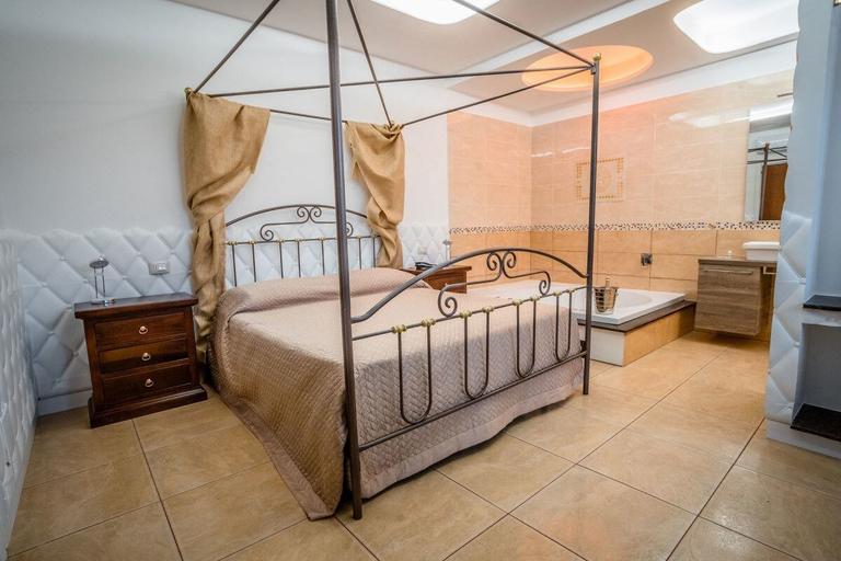 Bedroom 5, Hotel La Fenice, Napoli