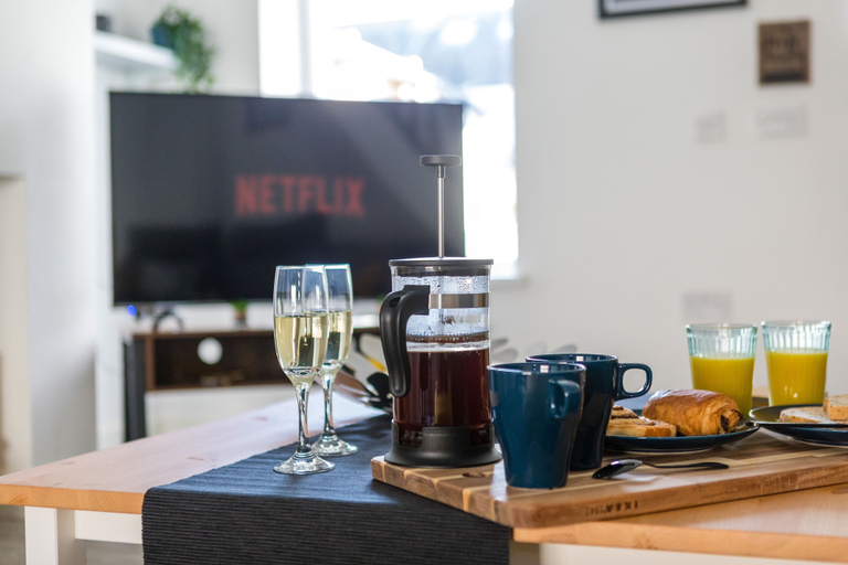 Food & Drinks 5, The Hollywood Beautiful 3 Bedroom House, Cardiff