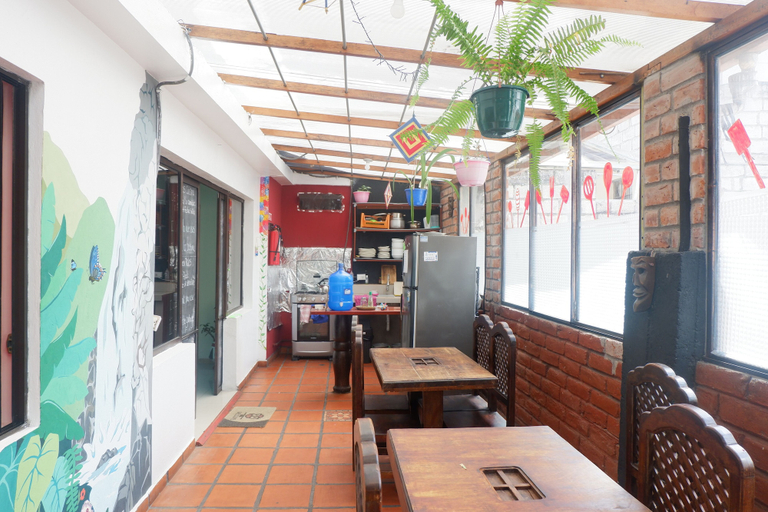 Food & Drinks 4, Hostal alegría, Baños