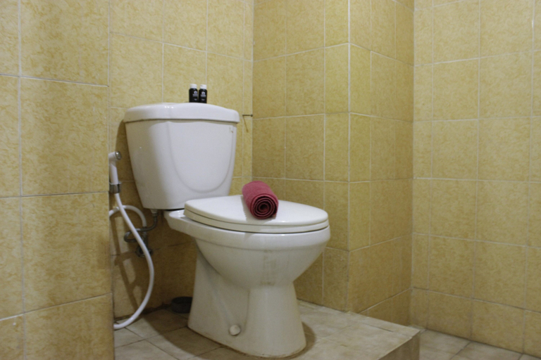 Bathroom 5, Spacious 2BR Apartment Buah Batu Park near Exit Tol, Bandung