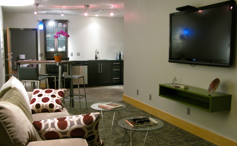 Others 5, Suites at 118, Monroe