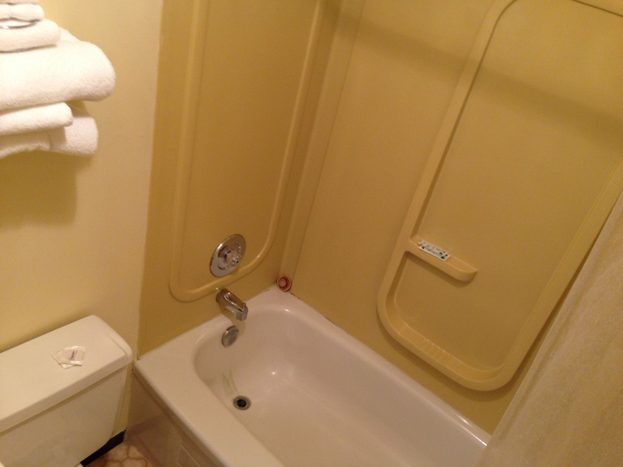 Bathroom 4, Englehart Inn, Timiskaming