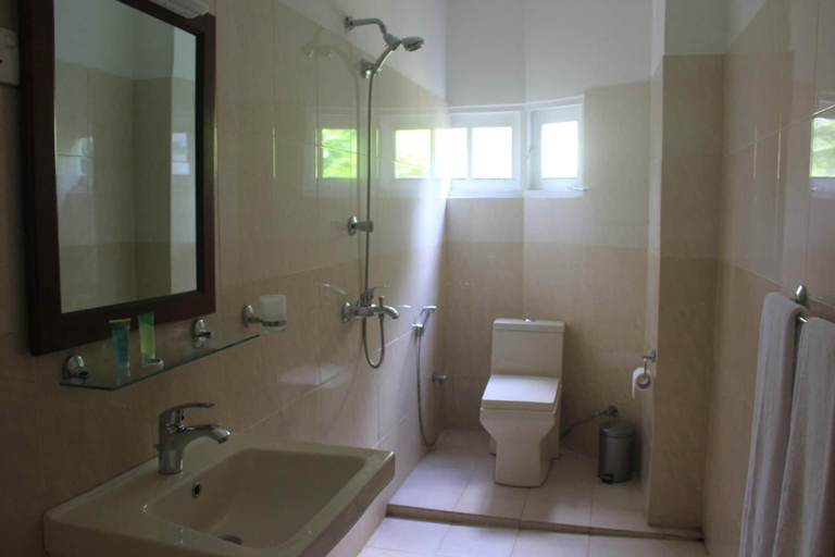 Bathroom 5, Grand 7 Hotel - Thalawathugoda, Kaduwela