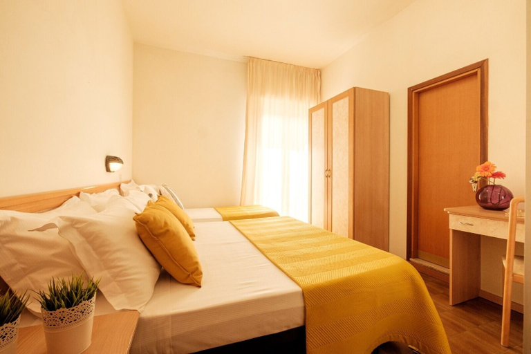 Bedroom 4, Hotel Oceanic, Rimini