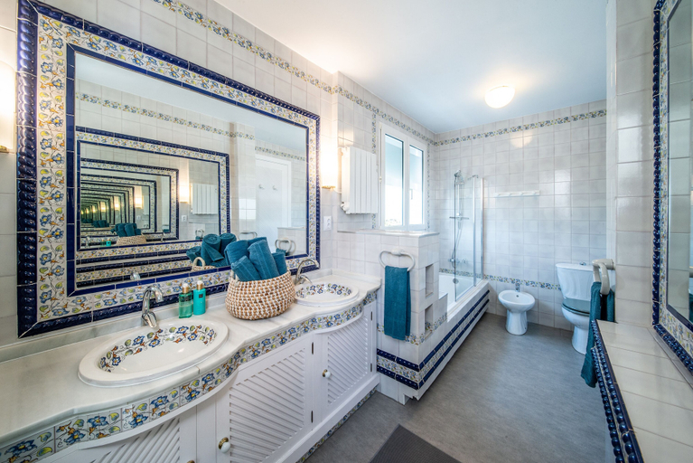 Bathroom 3, B&B Arena Sevilla, Sevilla