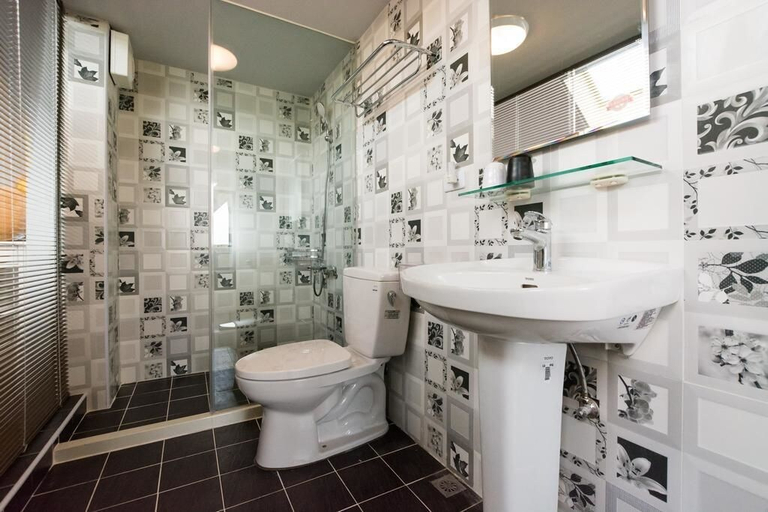 Bathroom 4, Elizabeth Bed And Breakfast, Hualien