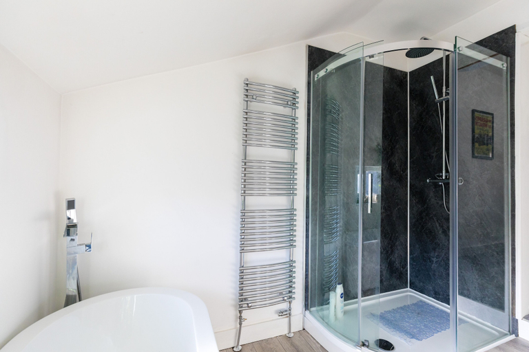 Bathroom 3, The Hollywood Beautiful 3 Bedroom House, Cardiff