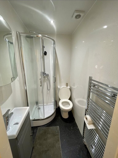 Bathroom, 1-bed Apartment Next to Paisley Gilmour Station!, Renfrewshire