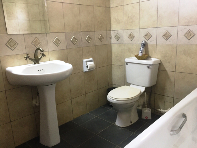 Bathroom 4, Carpe Diem, Entebbe