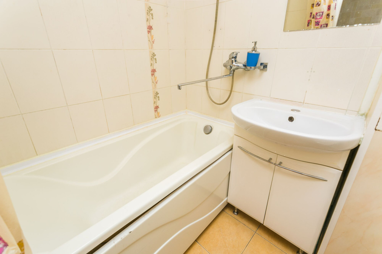 Bathroom, Apartment on Trekhgornyy val 1, Northern