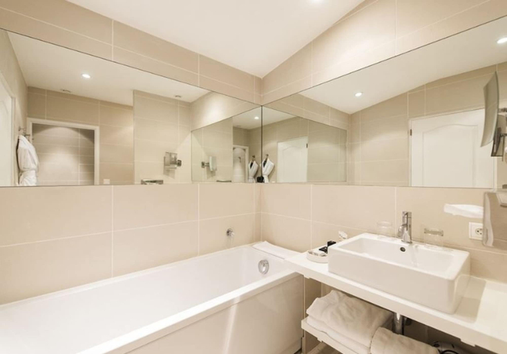 Bathroom 5, Du Côté des Olivades, Bouches-du-Rhône