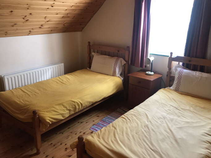 Bedroom 2, Carraigin Ban