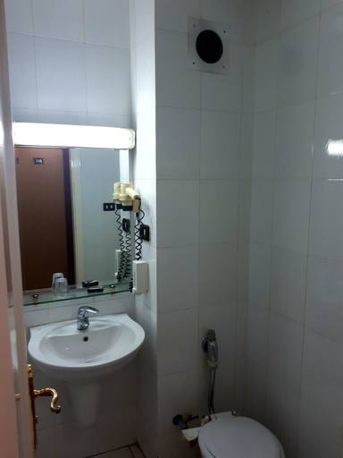 Bathroom 5, New Pola hotel, Luxor