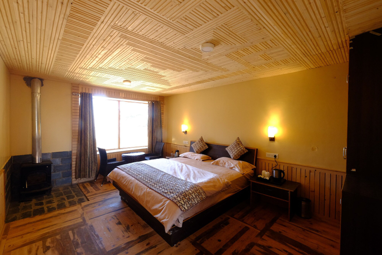 Bedroom 2, Agyaat Vaas, Shimla