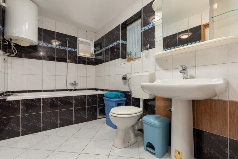 Bathroom 4, Comfort apartments with pool in Medulin, Medulin