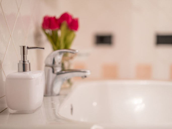 Bathroom sink, Bright Apartments Padenghe - Chateau Lake View, Brescia
