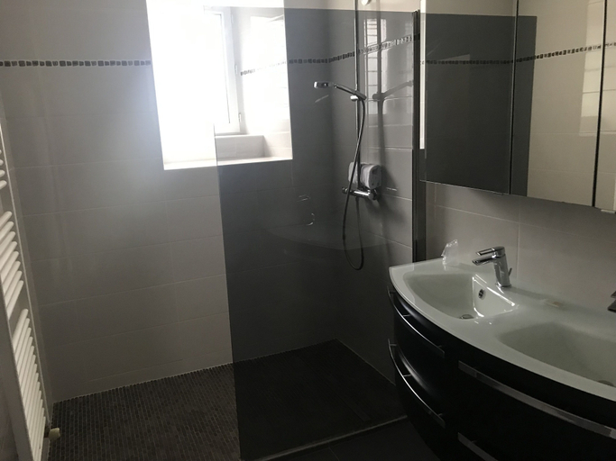 Bathroom 5, Hôtel des Iles, Morbihan